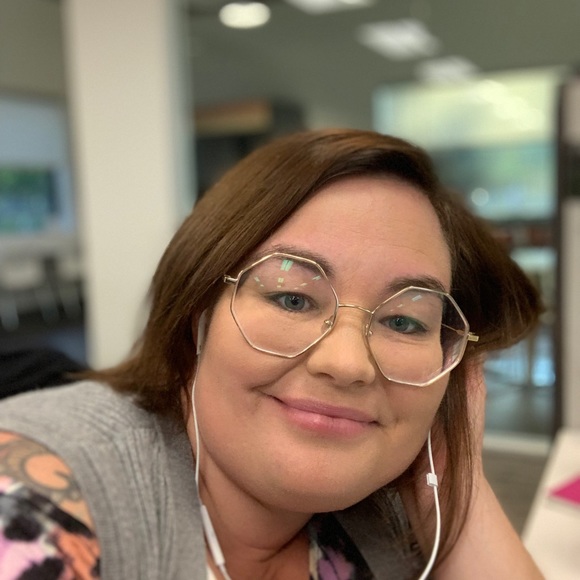 Meet your Posher, Nicole - Picture 8 of 8